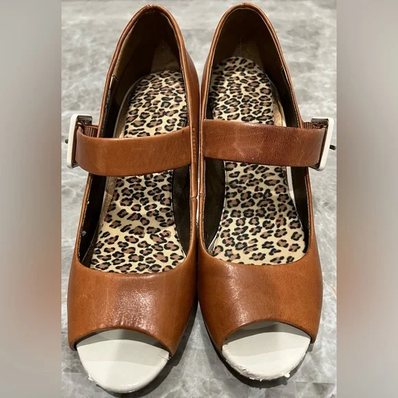 Kenneth Cole Reaction Mary Jane Peep Toe 3’ Heel Brown with White Strap Size 7 - Picture 2 of 11
